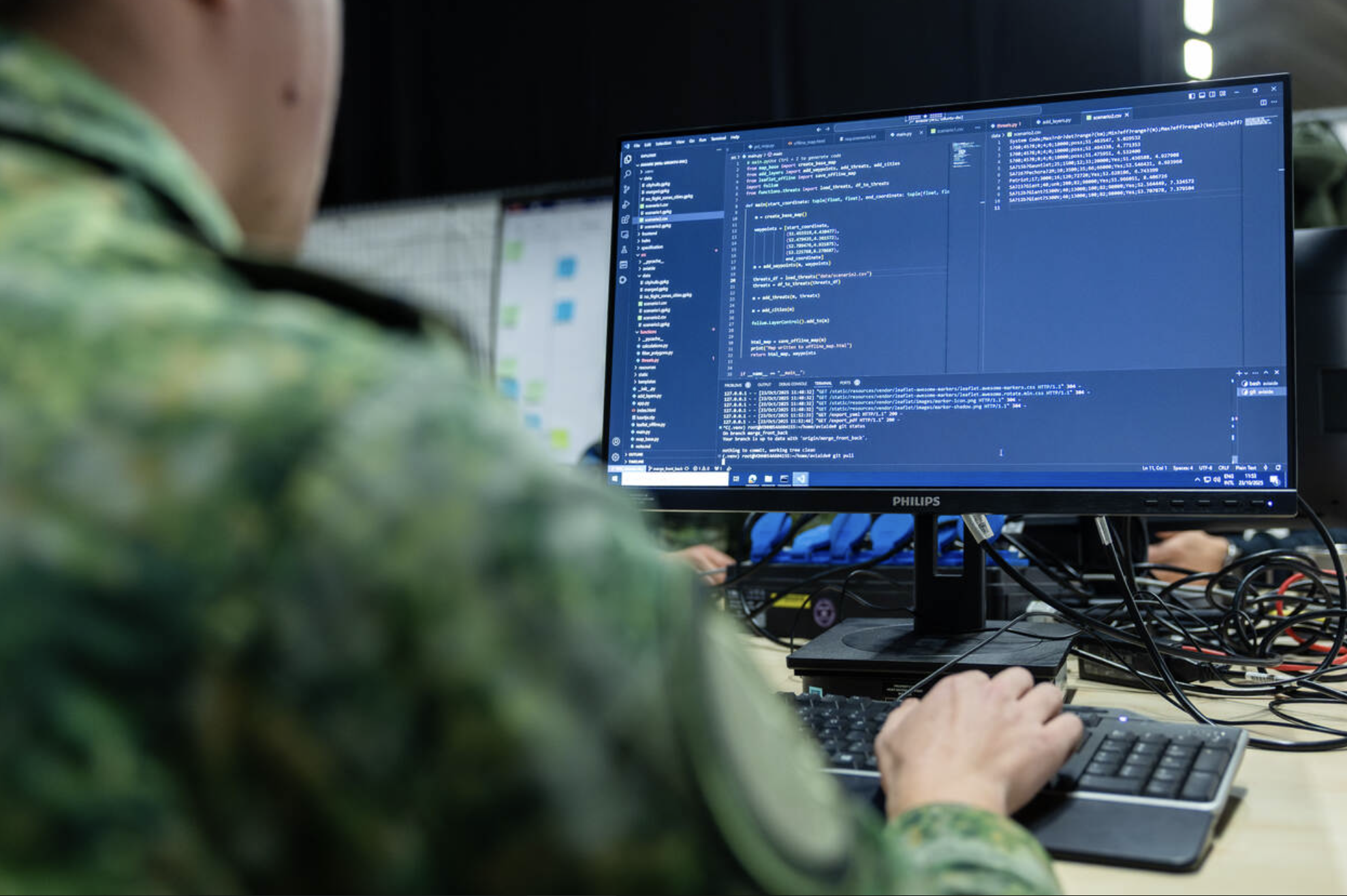 Militair die code schrijft als visuele illustratie bij de case over het digitaliseringsportaal